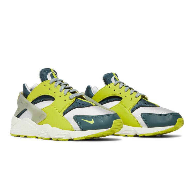 DOAF University of Oregon Player Edition Air Huaraches.
Limited to a total of 345 pairs, each is individually numbered inside the tongue, while proudly sporting the Duck’s “O” logo on the tongue’s outside.
The design also features premium construction with neon green leather overlays surrounding the Huarache’s iconic neoprene bootie. Nike Swoosh branding on the leather toe piece as well as an all caps “NIKE” on the rubber heel cage complete the shoe’s classic retro look.