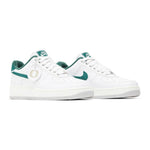 DOAF Air Force 1 University of Oregon Premium Player Edition. Featuring elevated materials throughout the silhouette, the exclusive style features a white leather upper accented with textured green suede forming the Swooshes as well as patches on the tongue and heel, the latter of which features an embroidered Oregon “O.” A midsole rendered in Sail lends a classic “vintage” appearance, as does the shoe’s green terrycloth sockliner, while subtle piping provides reflectivity in low-light conditions. 