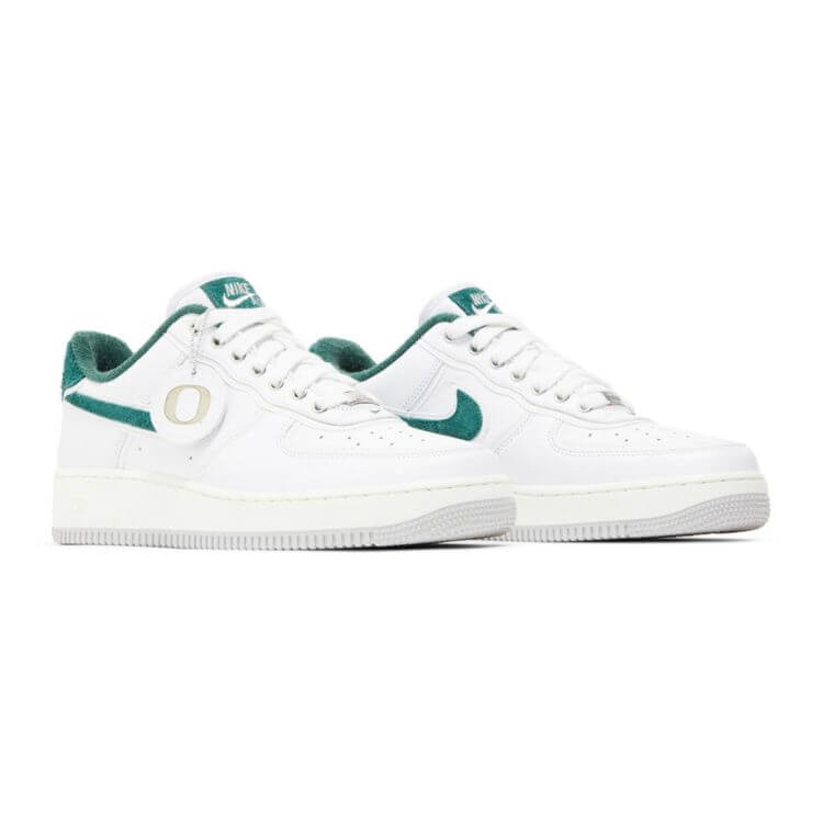 DOAF Air Force 1 University of Oregon Premium Player Edition. Featuring elevated materials throughout the silhouette, the exclusive style features a white leather upper accented with textured green suede forming the Swooshes as well as patches on the tongue and heel, the latter of which features an embroidered Oregon “O.” A midsole rendered in Sail lends a classic “vintage” appearance, as does the shoe’s green terrycloth sockliner, while subtle piping provides reflectivity in low-light conditions. 