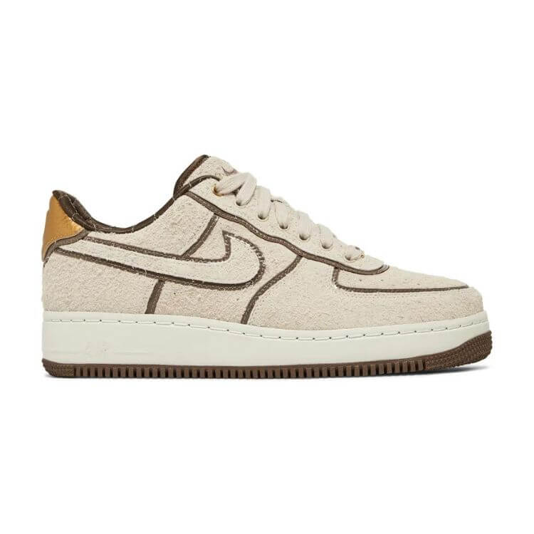 DOAF AF1 ’07 Luxe Oregon Player Edition.  An ultra-premium high-texture suede upper in a creamy natural color is accentuated by chocolate brown leather piping outlining all panels, as well as the tone-on-tone Swoosh. Golden accents on the lace dubrae, along with a golden leather heel cap/counter, add an elegant touch which is complemented by a chocolate leather sockliner.