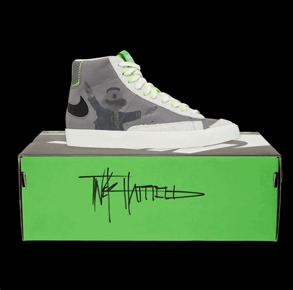 U of O Player Edition Blazer
The custom Nike Blazer retained the original high-top silhouette but shifted the Swoosh (in its original old-school silhouette) backward toward the heel to allow room for Oregon’s iconic mascot, The Duck, to take center stage. The exclusive Blazers were offered in three colorways—Gray, Green and Blue Tint—each featuring a numbered, bright green tongue.
