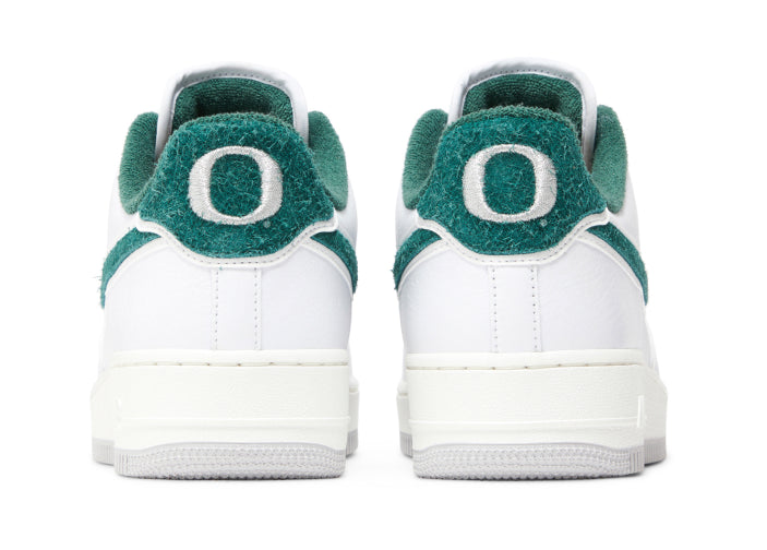 DOAF Air Force 1 UO Premium Player Edition. Featuring elevated materials throughout the silhouette, the exclusive style features a white leather upper accented with textured green suede forming the Swooshes as well as patches on the tongue and heel, the latter of which features an embroidered Oregon “O.” A midsole rendered in Sail lends a classic “vintage” appearance, as does the shoe’s green terrycloth sockliner, while subtle piping provides reflectivity in low-light conditions. 