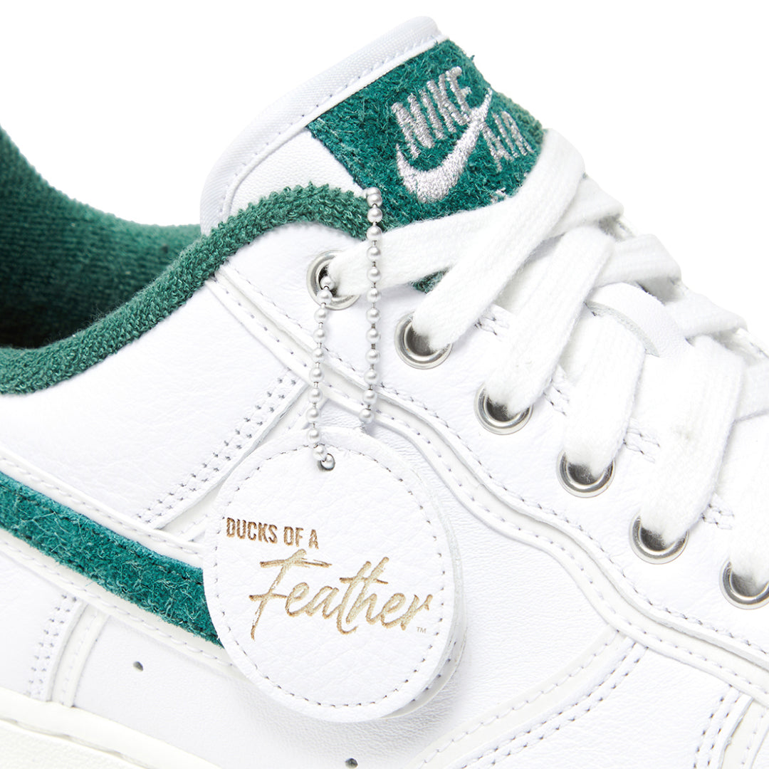 DOAF Air Force 1 UO Premium Player Edition. Featuring elevated materials throughout the silhouette, the exclusive style features a white leather upper accented with textured green suede forming the Swooshes as well as patches on the tongue and heel, the latter of which features an embroidered Oregon “O.” A midsole rendered in Sail lends a classic “vintage” appearance, as does the shoe’s green terrycloth sockliner, while subtle piping provides reflectivity in low-light conditions. 