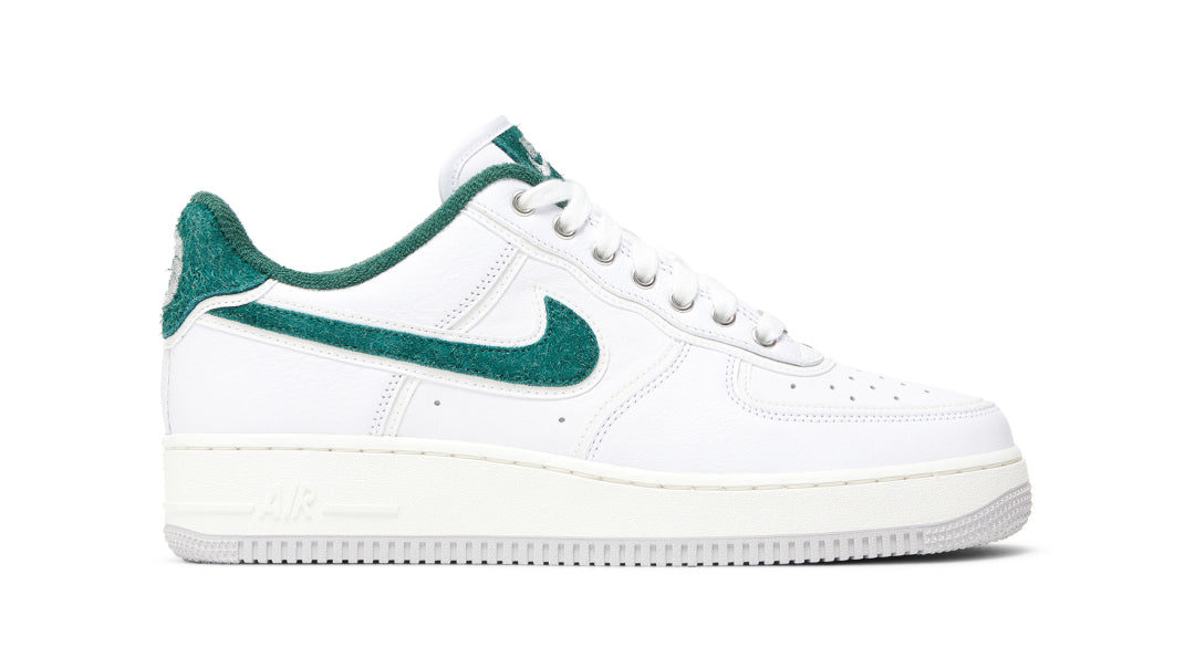 DOAF Air Force 1 UO Premium Player Edition. Featuring elevated materials throughout the silhouette, the exclusive style features a white leather upper accented with textured green suede forming the Swooshes as well as patches on the tongue and heel, the latter of which features an embroidered Oregon “O.” A midsole rendered in Sail lends a classic “vintage” appearance, as does the shoe’s green terrycloth sockliner, while subtle piping provides reflectivity in low-light conditions. 