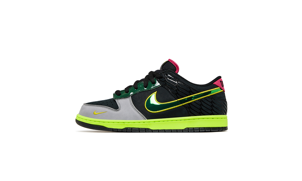 “What The Duck” Nike Dunk Low “Home” Lateral view of the left sneaker. Incorporating reflective, metallic and neon elements that helped define Oregon’s distinct look on the field, the shoes both highlight the evolution of the Ducks' uniforms and celebrate the program’s continued impact on sports culture. 